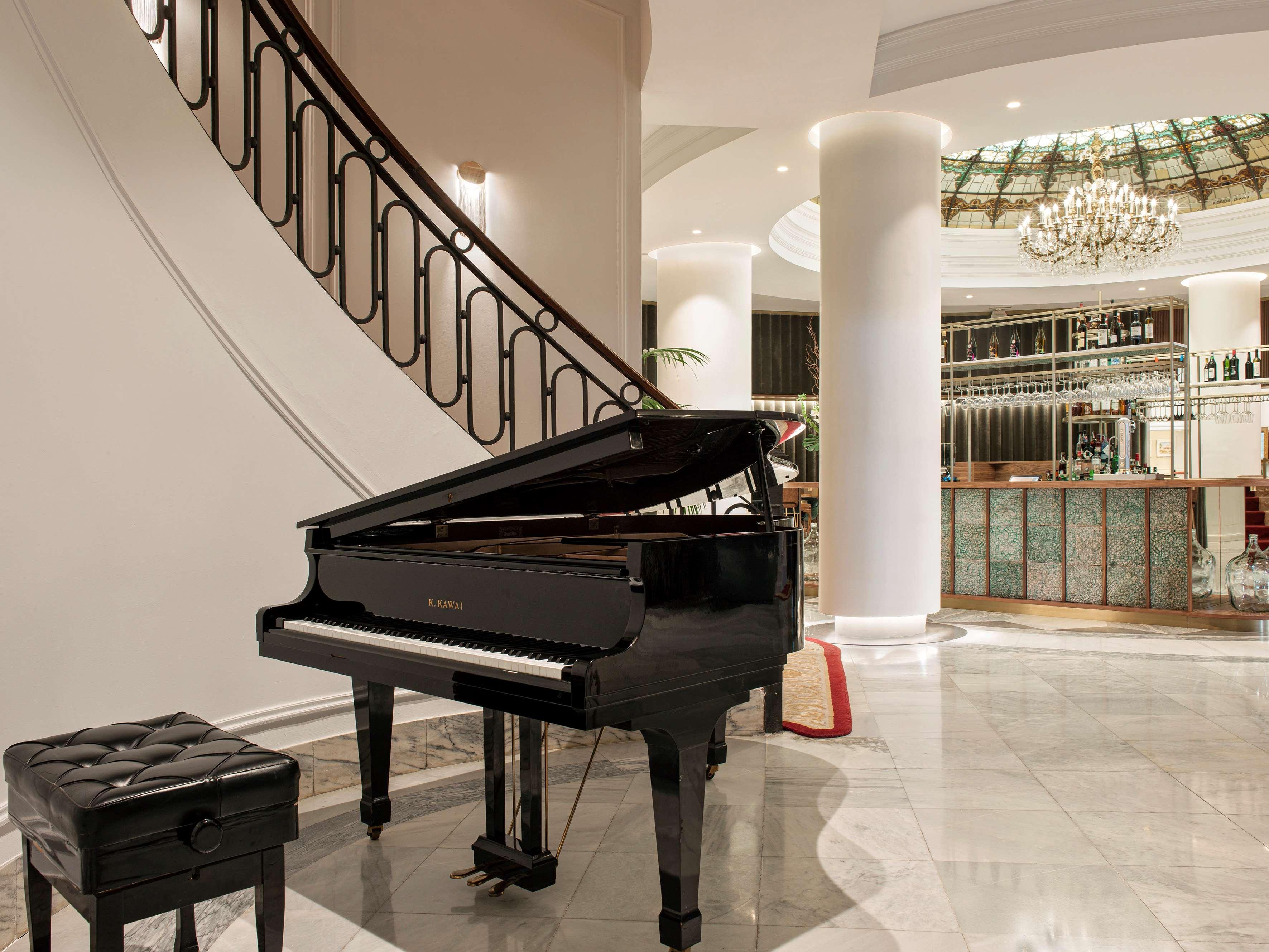 科隆盛美利亚酒店 塞维利亚 外观 照片 Piano in the lobby