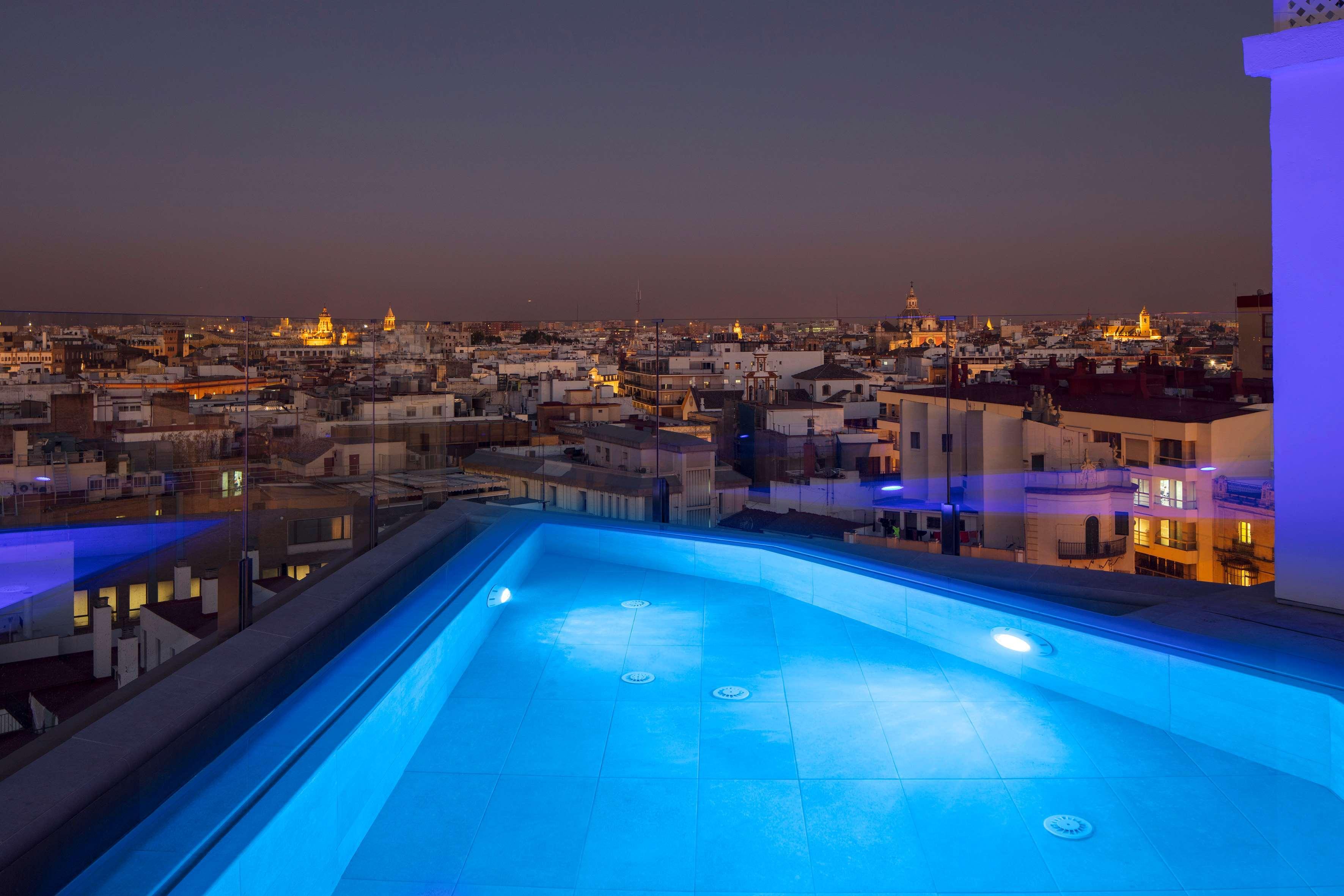 科隆盛美利亚酒店 塞维利亚 外观 照片 Rooftop pool at the Hotel Hesperia Madrid